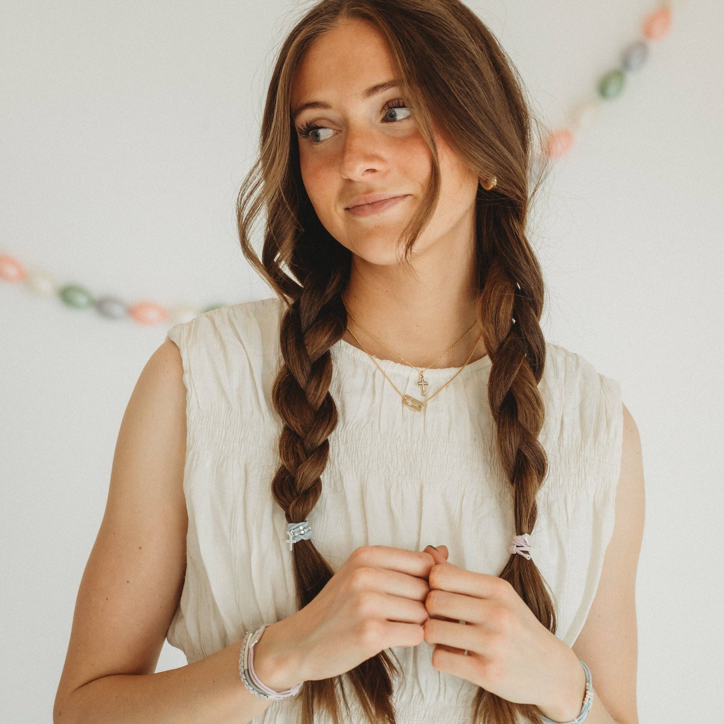 Faith gold necklace set with luminous mother of pearl details and a delicate cross pendant.