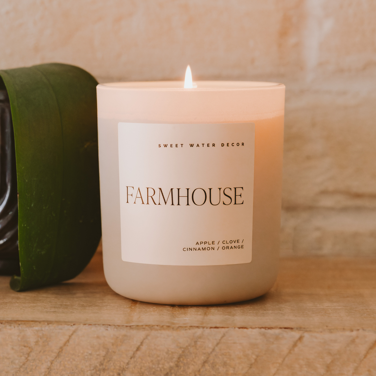 Farmhouse 15 oz soy blend candle with a warm apple and baking spice fragrance and coordinating wooden lid.