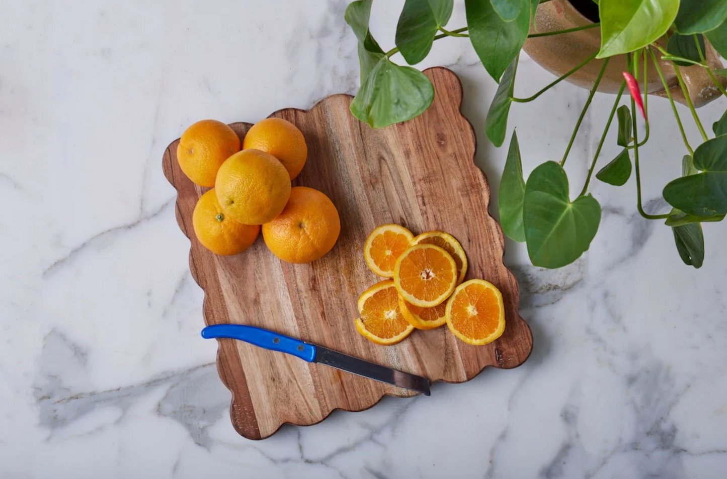Scalloped Acacia Cutting Board – Medium Square