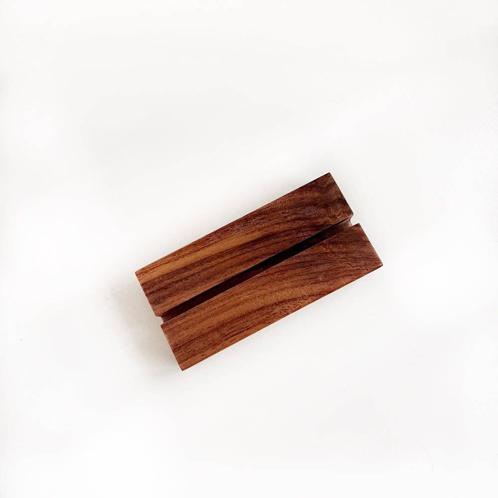 Close-up of the warm walnut wood grain and precision-cut groove designed to hold multiple cards securely.